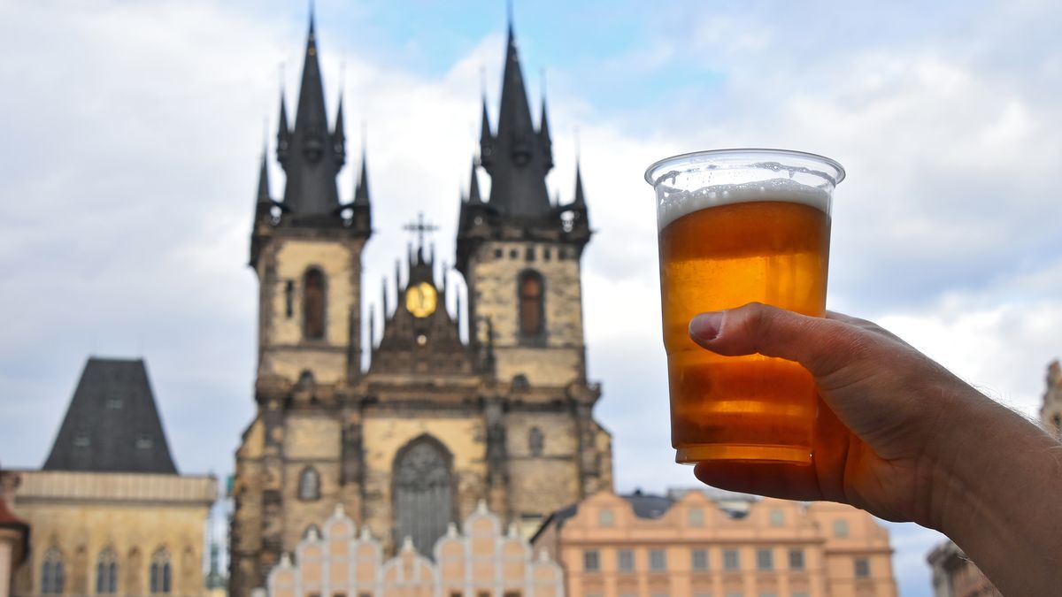 Češi zatím vypili o čtvrtinu méně piva než loni. Pivovary doufají v obrat